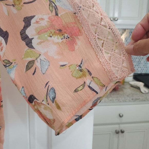 Hope and Harlow Womans Lace Trim Floral Blouse, Size Large - Picture 5 of 6